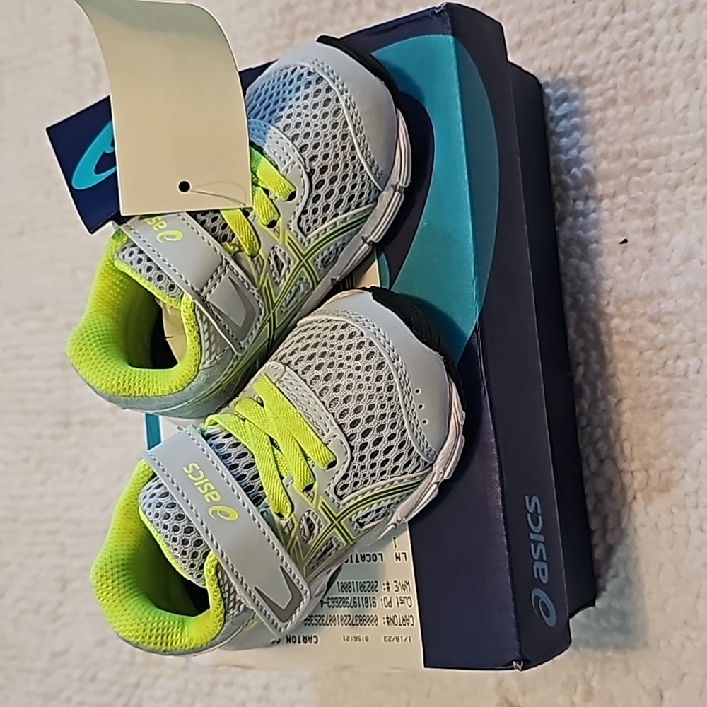 NWT Asics sneakers K4